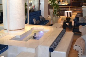 Peninsula All-Suite Hotel