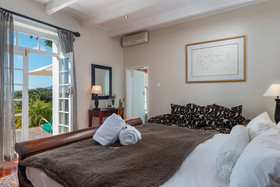 Manor on the Bay Guest House And Conference Centre