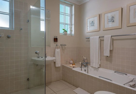 Manor on the Bay Guest House And Conference Centre