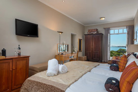 Manor on the Bay Guest House And Conference Centre