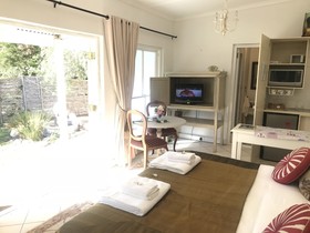 In The Vine - Country Manor