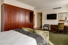 The Edward Hotel