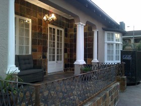 New England Guest House by Ilawu