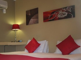 Four Oaks Guesthouse and Templeton's Restaurant