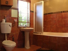 Emahlathini Guest Farm
