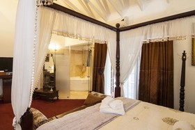 Aristo Manor