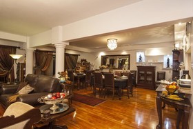 Aristo Manor