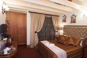 Aristo Manor