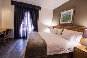 Airport Inn & Suites