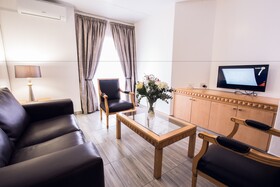 Airport Inn & Suites