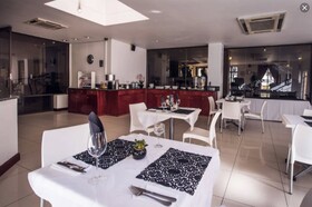 Airport Inn & Suites