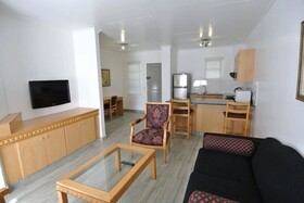 Airport Inn & Suites