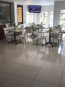 Airport Inn & Suites