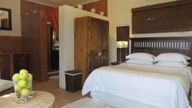 Dinkwe Lodge & Guest House