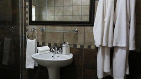 Dinkwe Lodge & Guest House