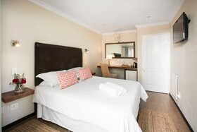 Sandton Slippers Bed & Breakfast