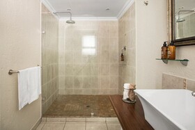 Sandton Slippers Bed & Breakfast