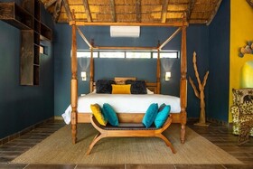 Hippomoon Lodge