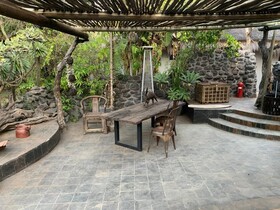 Hippomoon Lodge