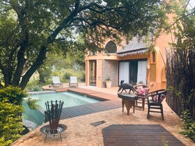 Hippomoon Lodge