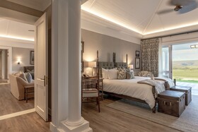 Long Lee Manor