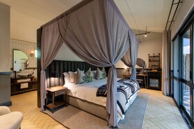 Kruger Shalati - Train on The Bridge & Garden Suites