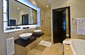 Lodge On The Lake Accommodation and Wellness Spa
