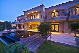 Lodge On The Lake Accommodation and Wellness Spa