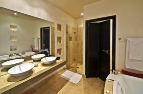 Lodge On The Lake Accommodation and Wellness Spa