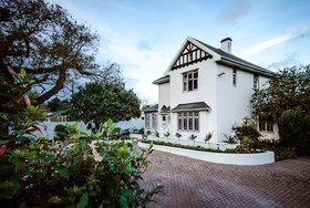 Whispering Oaks Guest House