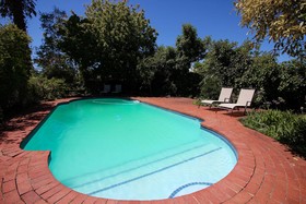 Whispering Oaks Guest House