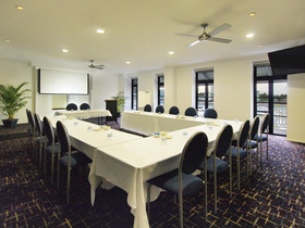 Oaks Metropole Hotel