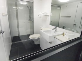 Oaks Metropole Hotel