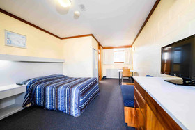Top Of The Town Hotel Motel