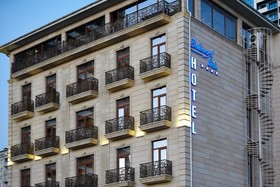Boulevard Side Hotel