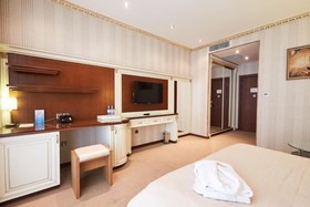 Boulevard Side Hotel