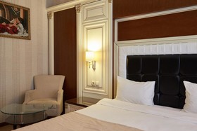 Boulevard Side Hotel
