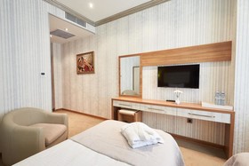 Boulevard Side Hotel
