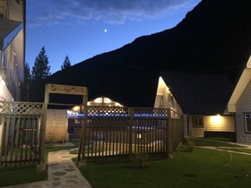 Peaks Lodge