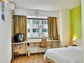 7Days Inn Shenzhen Huang Bei Ling Metro Station