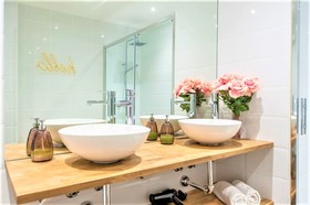 Hellenhost - Gran Vía