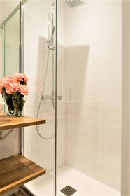 Hellenhost - Gran Vía