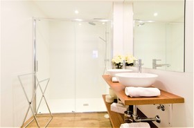 Hellenhost - Gran Vía