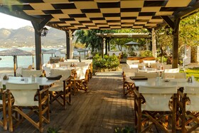 Robolla Beach Apart Hotel