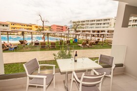 Robolla Beach Apart Hotel