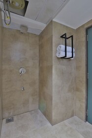 Hotel Serenity