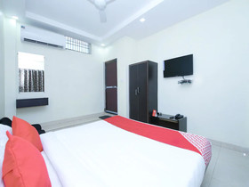 Hotel Shri Radha ISBT by OYO Rooms