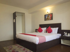 Taktse Continental by OYO Rooms