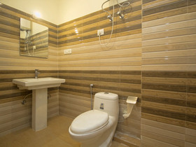 Taktse Continental by OYO Rooms
