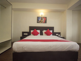 Taktse Continental by OYO Rooms